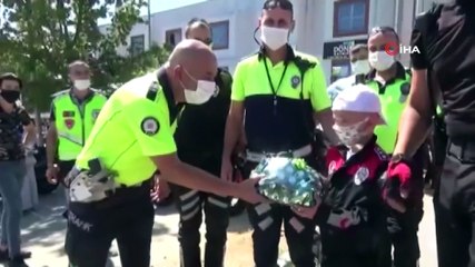 9 yaşındaki kanser hastası çocuğa polis amcalarından sürpriz doğum günü