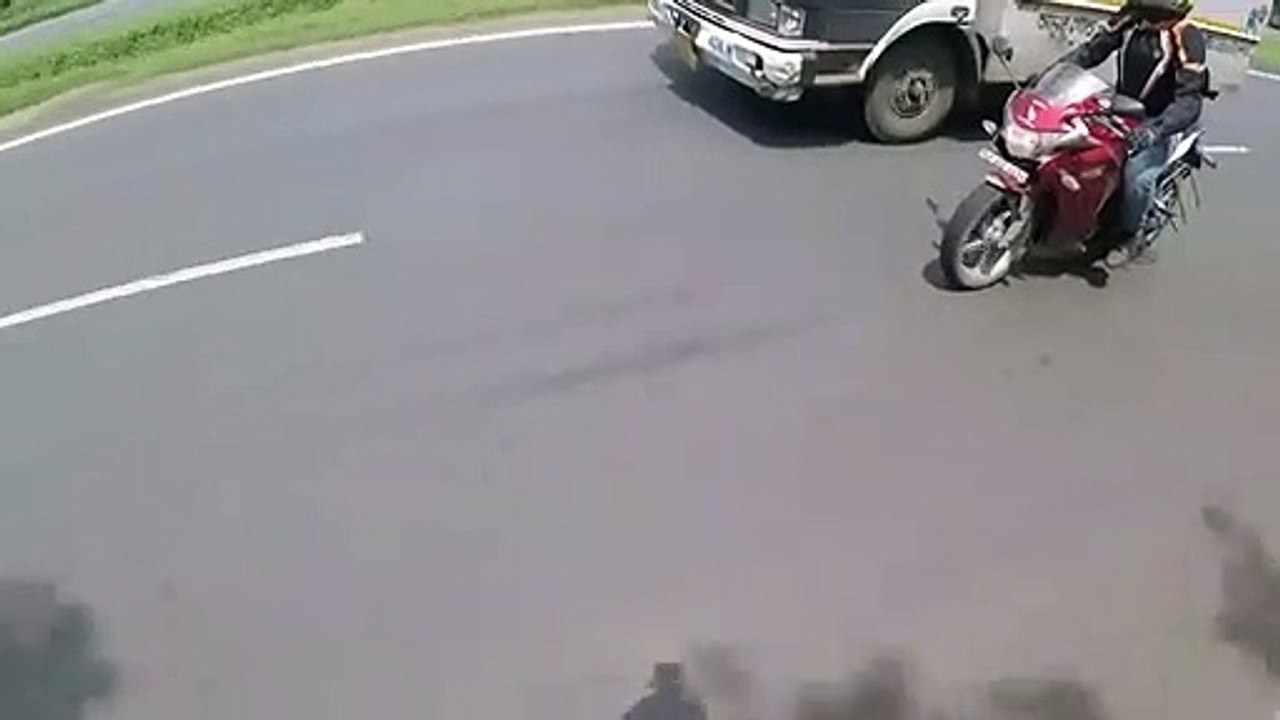 Ce motard casse le rétro d'un routier et va le regretter