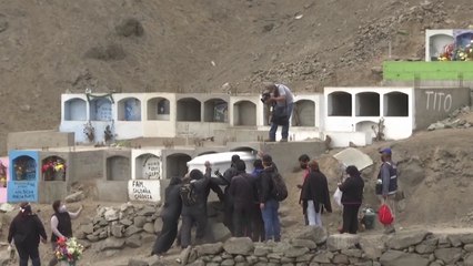 페루, 인구대비 코로나19 사망자 세계 최다...공동 묘지 '포화' / YTN