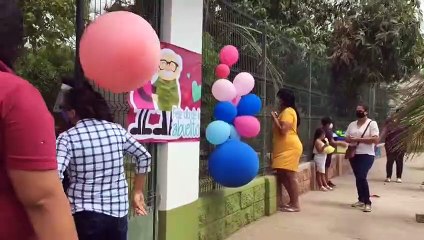 ¡Como niño con juguete nuevo! Llenan de regalos a abuelitos del asilo