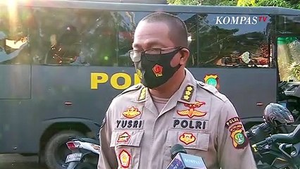 Ratusan Orang Serang Kantor Polsek Ciracas, 2 Mobil Dibakar!