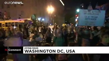 شاهد: من أمام البيت الأبيض.. مئات المتظاهرين المناهضين لترامب يطالبونه بالرحيل