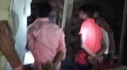 शर्मनाकः छेड़खानी के आरोप में पुलिस ने तीन लड़कों को दी तालिबानी सजा