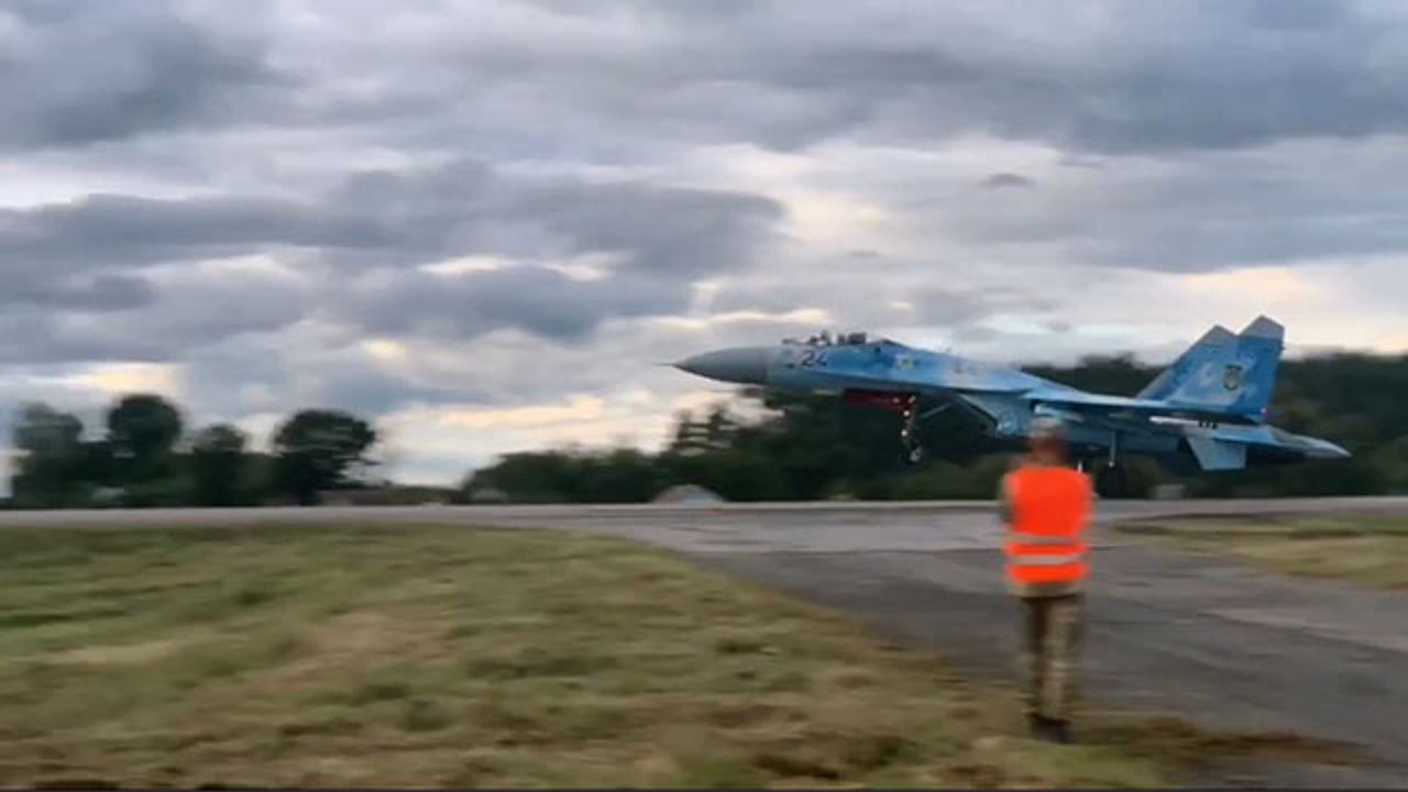 Ukrayna savaş uçaklarından otoyolda ilginç deneme