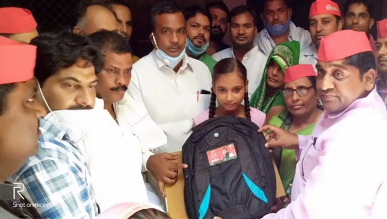 इटावा: हाई स्कूल की परीक्षा में अच्छे नंबर लाने पर छात्रा को किया गया सम्मानित