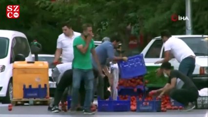 Domatesleri yola savrulan seyyar satıcıya vatandaşlar yardım etti