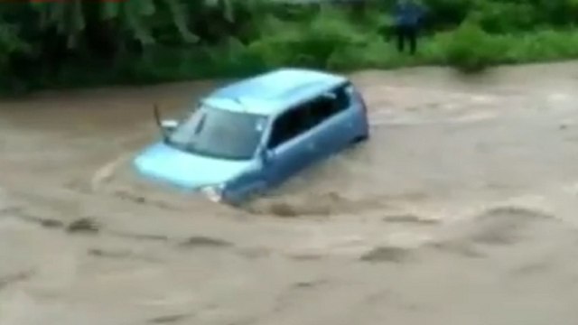 Uttarakhand: Flood washes away car in Kaladhungi