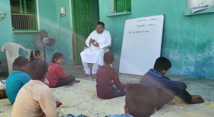स्कूल बंद हुआ तो रिटायर्ड अफसर ने शुरू किया गांव के बच्चों को पढ़ाना, भरतपुर मेयर भी हैं अभिजीत