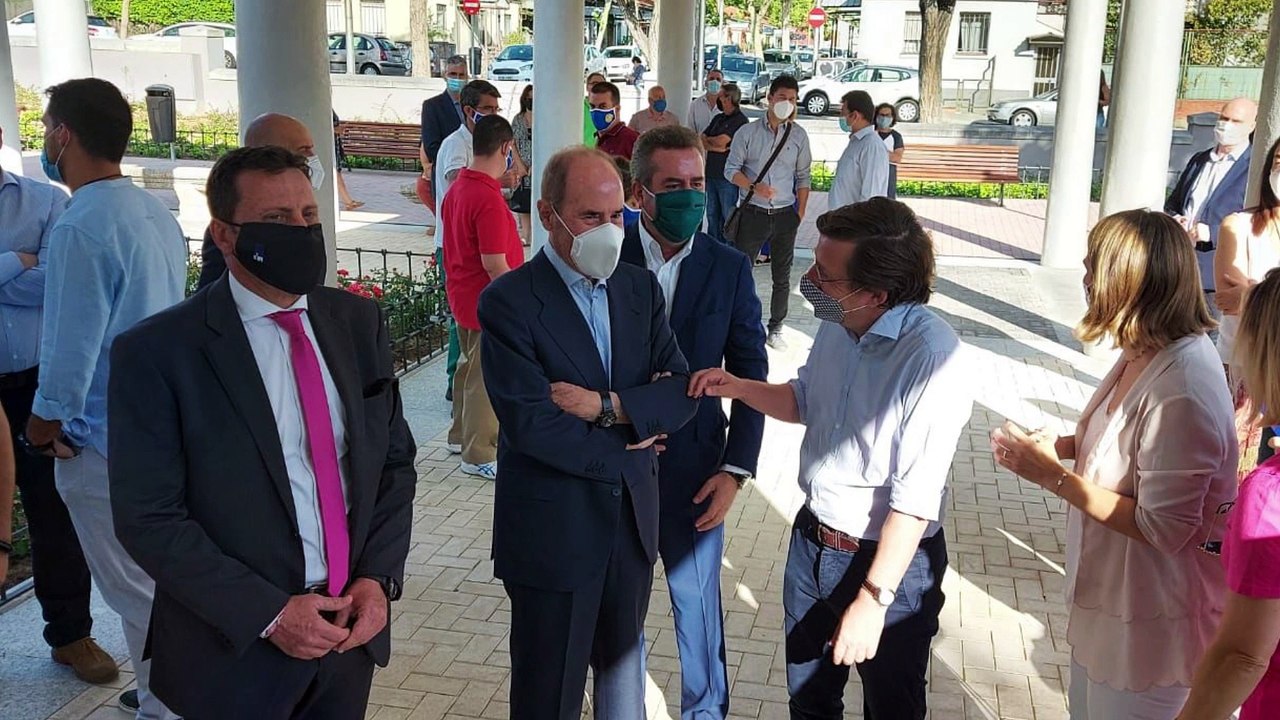 Jose Luis Martinez-Almeida Loreto Sordo inauguración plaza Francisco Ruano