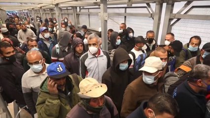 بالفيديو.. جنود إسرائيليون يهينون عمالا فلسطينيين أثناء توجههم لأعمالهم بإسرائيل ويسرقون أموالهم