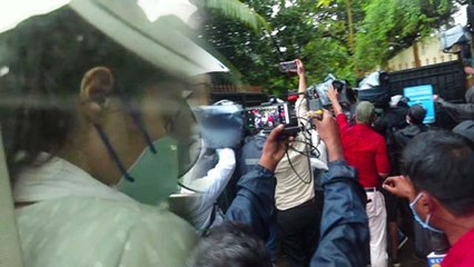 Rhea Chakraborty CBI की पूछताछ के लिए पहुंची DRDO ऑफिस ; Watch Video |FilmiBeat