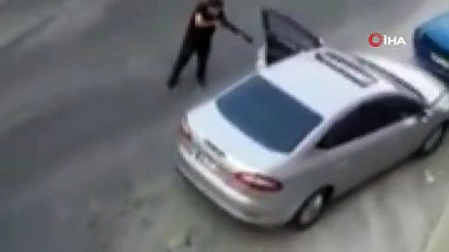 Sokak ortasında pompalı dehçeti; aracın içine defalarca ateş edip kaçtı