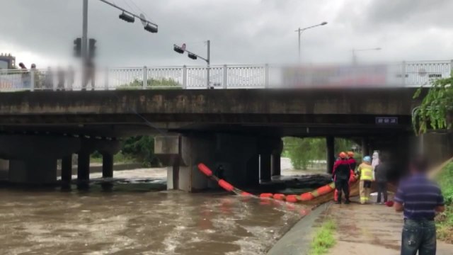 자전거 타던 40대 남성 불어난 하천에 고립...30분 만에 구조 / YTN
