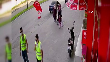 Polisin bayrak hassasiyeti duygulandırdı
