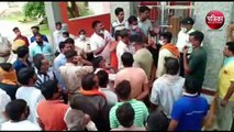 Watch video : सीएमएचओ ने मंदिर पर जड़ दिया ताला, आक्रोशित ग्रामीणों ने शुरू किया सद्बुद्धि यज्ञ