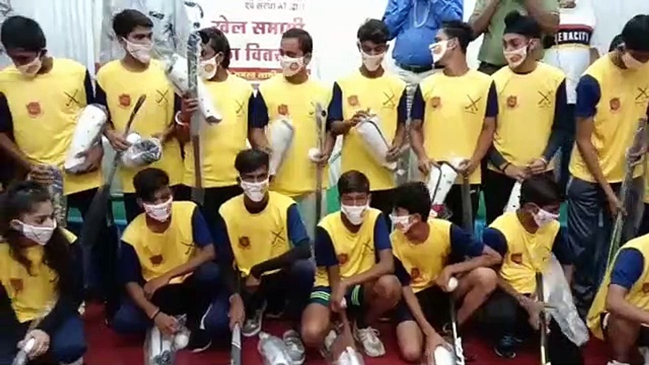 हॉकी के जादूगर मेजर ध्यानचंद का जन्म दिवस आज, विधायकों ने बांटी हॉकी स्टिक