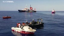 La Guardia Costiera italiana interviene in aiuto della Nave dii Banksy