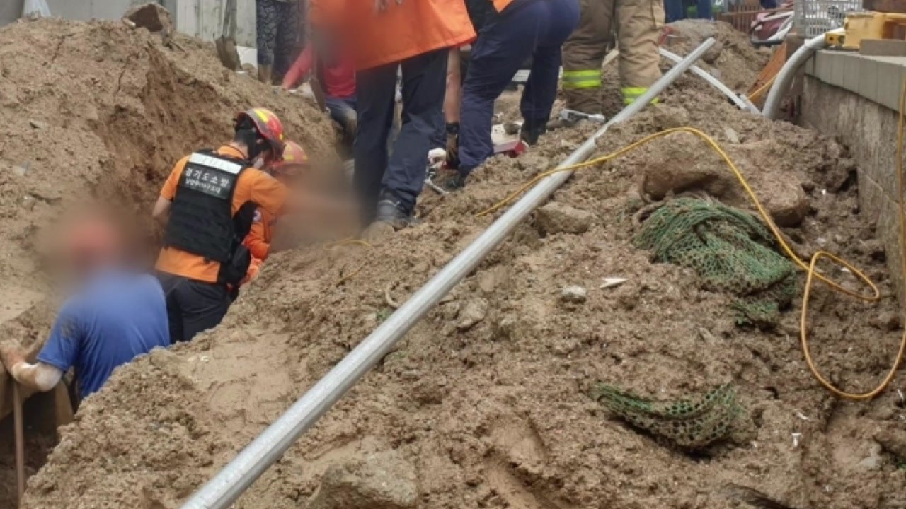 경기 남양주 공사장서 50대 작업자 흙더미에 깔려 부상 / YTN