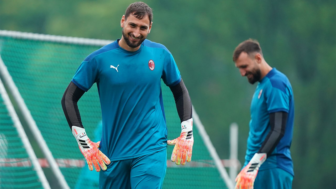 Possesso palla in primo piano a Milanello