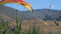Bingöl'de terörden temizlenen dağlar, yamaç paraşütüyle renklendi