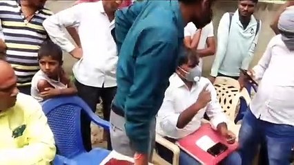 राजस्व कर्मचारी किसान की जमीन पर जबरजस्ती करवा रहे सड़क निर्माण