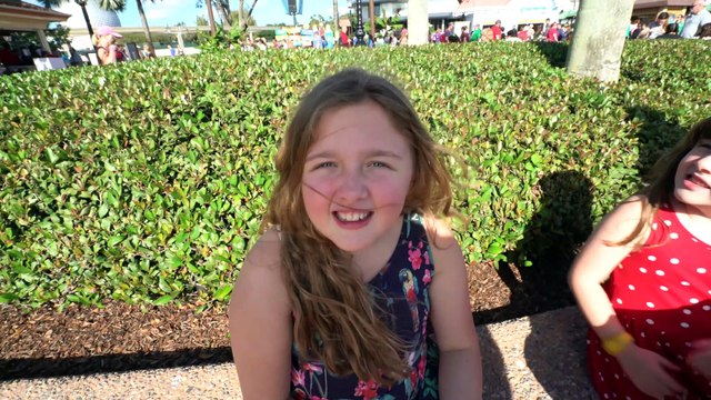 Christmas Fun at Epcot Cookie Taste Test! Fun Sophia, Isabella e Alice Florida Vacation Vlog