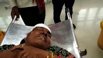 बाइक से गिरने से महिला हुई घायल, जिला अस्पताल में हुई भर्ती