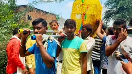 गांव में निकाली गई शोभायात्रा, जमकर उड़ी सोशल डिस्टेंसिंग की धज्जियां