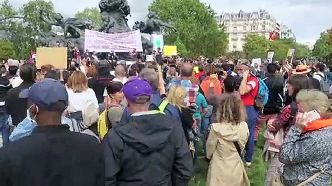 - Paris'te maske takma zorunluluğu ve aşı yapılmasına karşı eylem düzenlendi