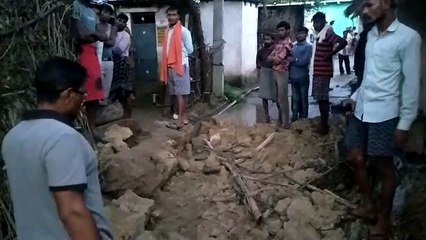 यूपी: कच्ची दीवार गिरने से तीन बच्चियों की दबकर मौत