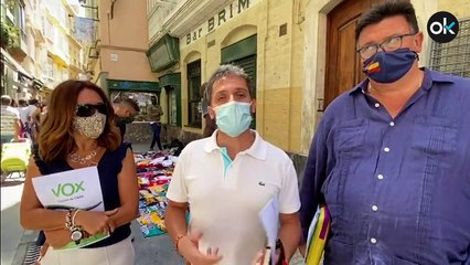 Vox muestra las tiendas de Cádiz vacías mientras los manteros de Kichi se forran