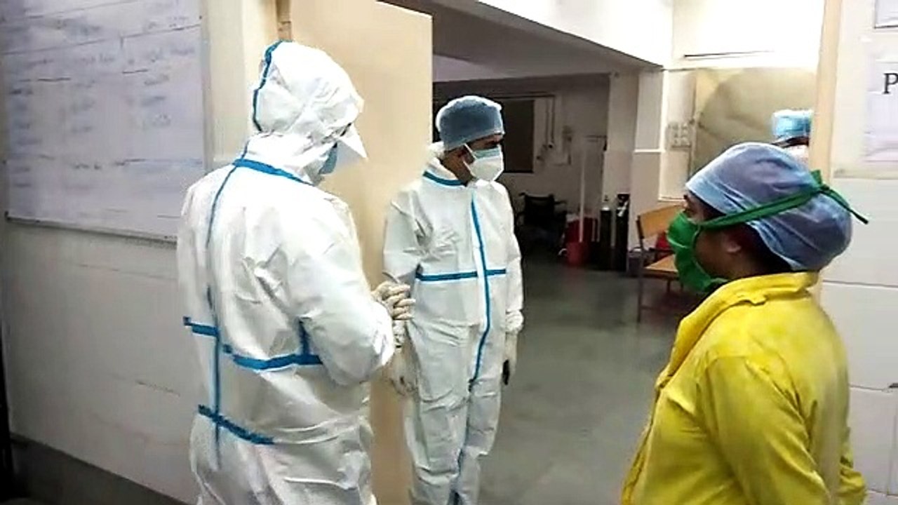 कलेक्टर ने पीपीई किट पहनकर माधव नगर हॉस्पिटल का आकस्मिक निरीक्षण  किया
