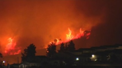 El viento complica la extinción de los incendios en Huelva y Extremadura
