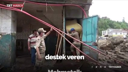 Giresun'da selzedelerin ev eşyalarını askerler taşıyor