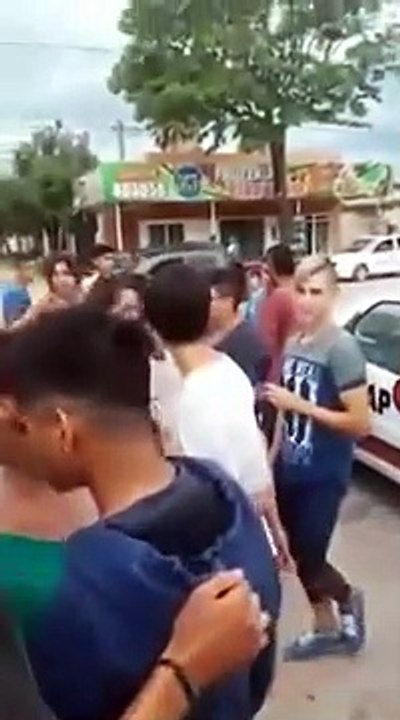 Golpean a mujer policia