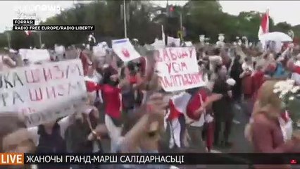 Belorusz tüntetések: nők virágokkal az erőszak ellen