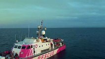 Itália recebe migrantes do navio de Banksy