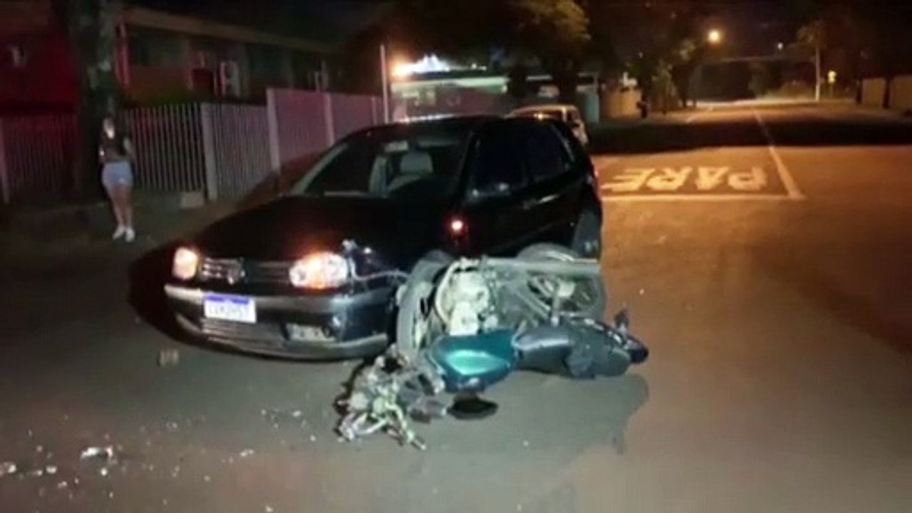 Jovem de 21 anos se fere em colisão entre carro e moto no Santo Onofre