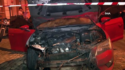 Küçükçekmece’de gece vakti 2 otomobil alev alev yandı