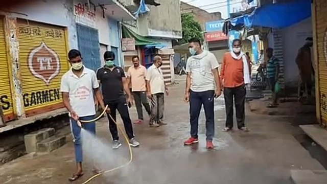 कस्बे में नगर पालिका परिषद द्वारा किया जा रहा है सैनिटाइजर का छिड़काव