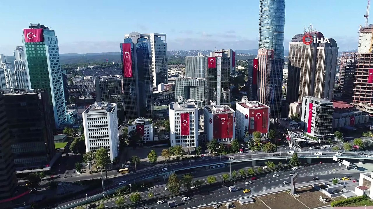 Gökdelenler bir kez daha dev Türk bayraklarıyla donatıldı