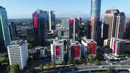 Gökdelenler kırmızı beyaz... Megakent İstanbul'da Zafer Bayramı coşkusu