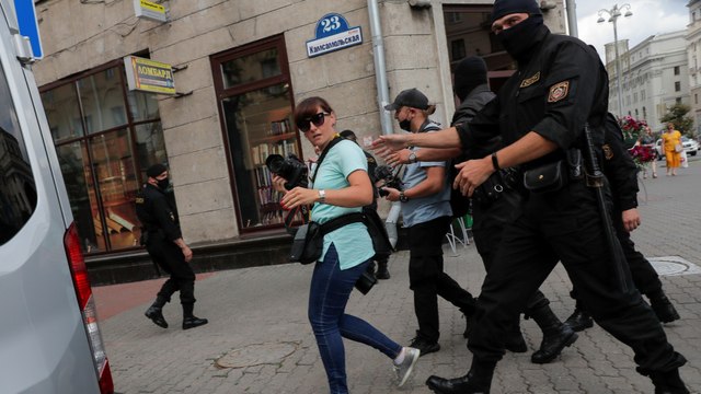 Belarus expels journalists, withdraws accreditation in crackdown