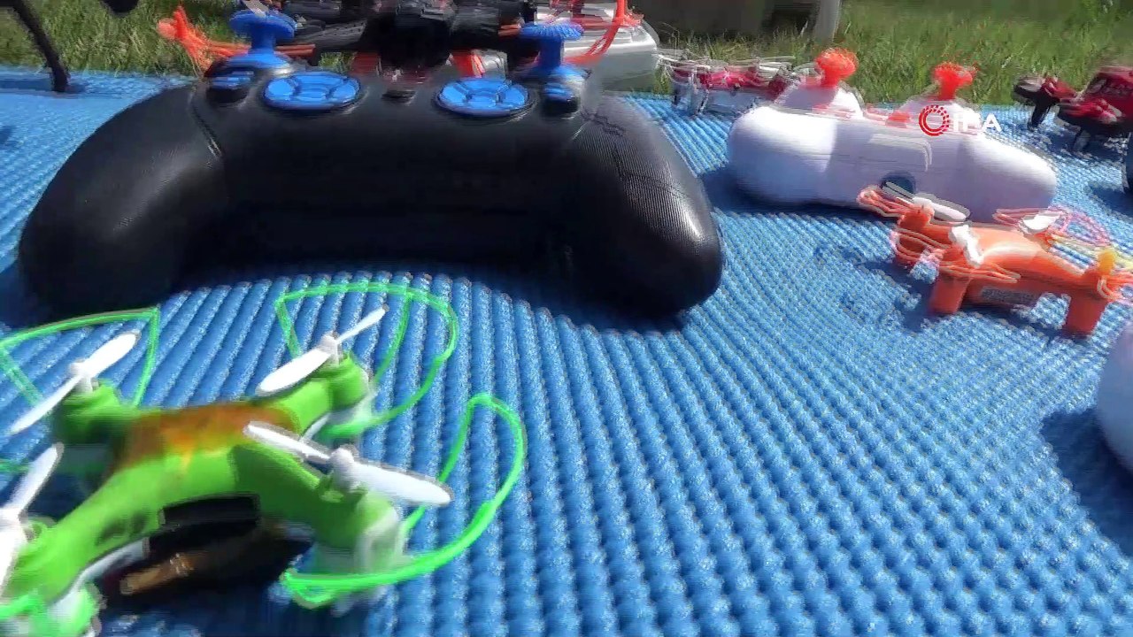 Lise öğretmeni uçma hayaliyle telefondan kontrol edilebilir uçak yaptı