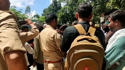 लखीमपुर: शव रखकर कोतवाली के गेट पर किया प्रदर्शन