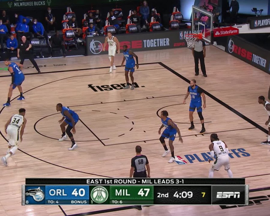 Giannis extends for big play slams in Bucks win