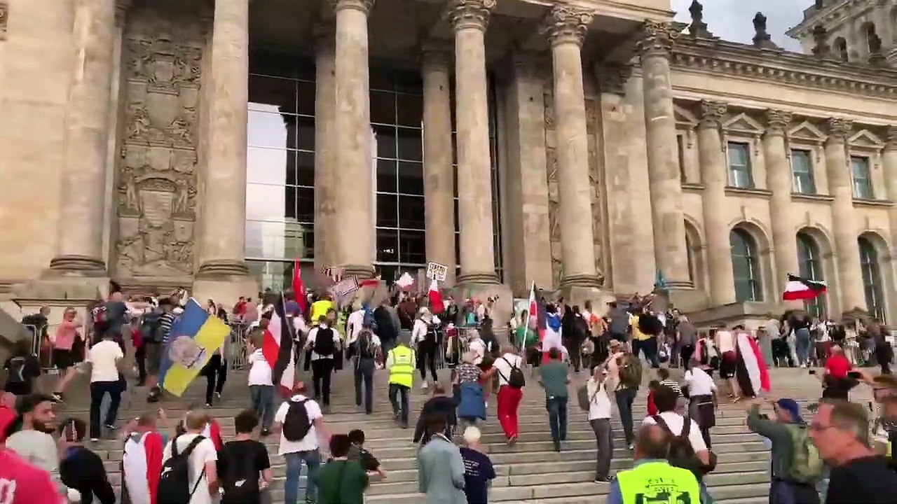 Coronavirus - En Allemagne des centaines de militants "anti-masques" ont forcé un barrage policier pour monter sur les escaliers menant au Reichstag, la Chambre des députés