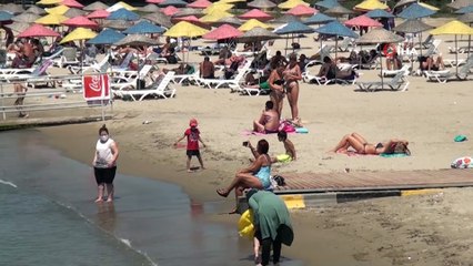 Kuşadası’nda sıcaktan bunalan denize koştu