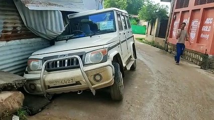 ललितपुर: नशे में धुत अधिकारी ने रिहायशी इलाके में कई जगह बोलेरो ठोकी