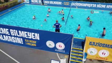 Baba-oğul yüzme yarışı renkli görüntülere sahne oldu